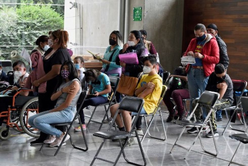 Personas esperan turno en un centro de vacunación de la capital mexicana, dentro del plan nacional impulsado por el Gobierno Federal.