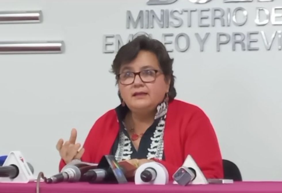 La ministra de Trabajo, Verónica Navia, en conferencia de prensa este miércoles.