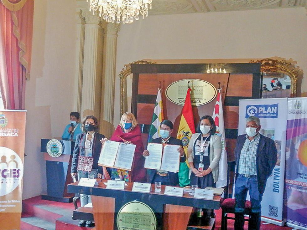 COOPERACIÓN. La firma del convenio se realizó en el salón Rojo de la Gobernación.