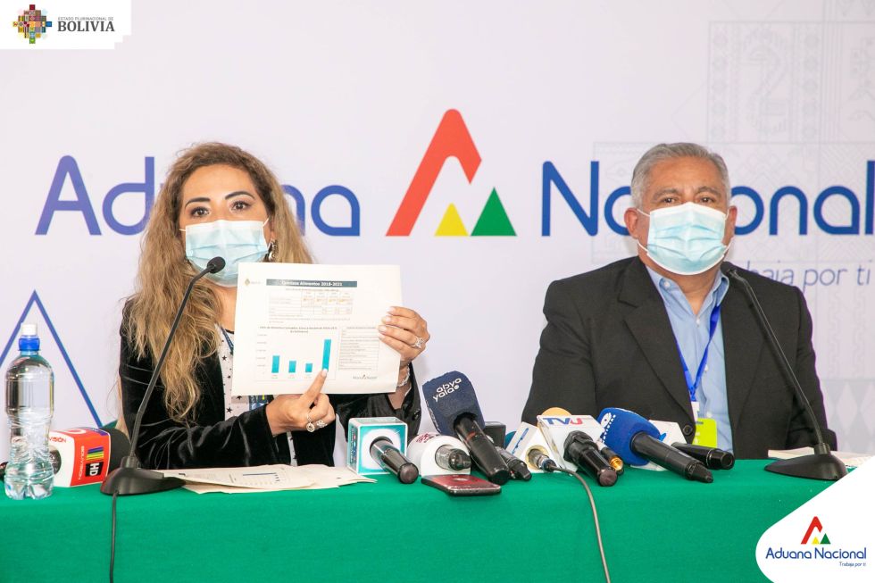 La presidenta de la Aduana, Karina Serrudo, y el viceministro de Lucha contra el Contrabando, Pedro Vargas.