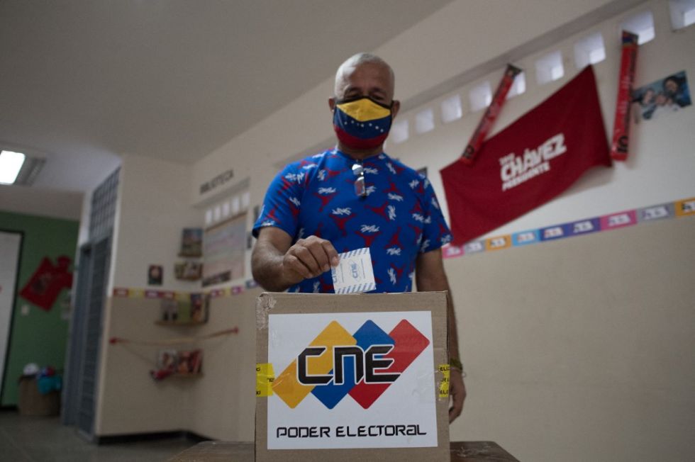 Un ciudadano venezolano deposita su voto en una ánfora de las elecciones regionales de Venezuela.