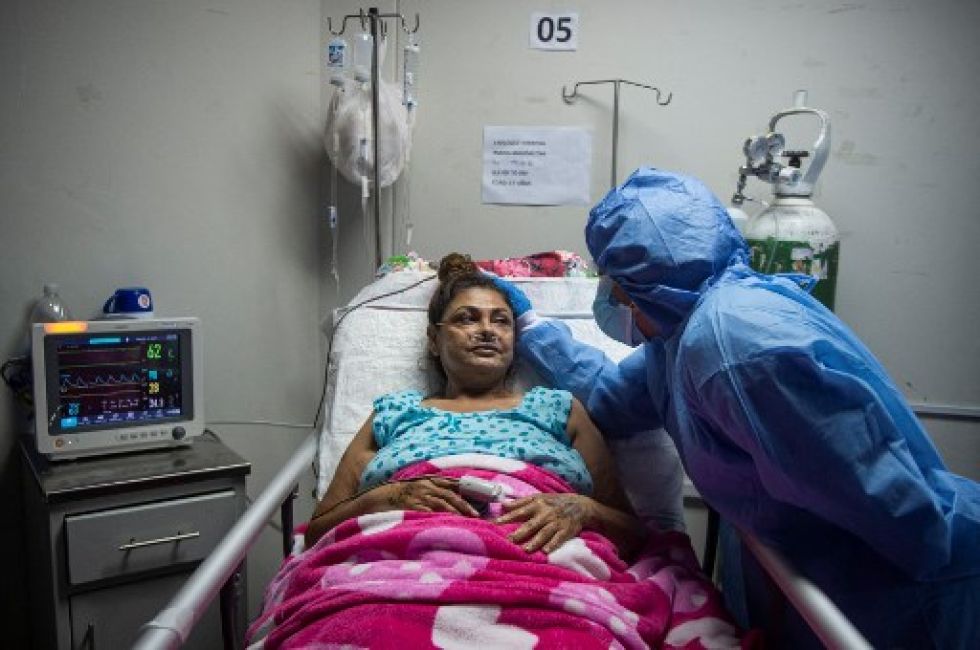 Una paciente con covid-19 recibe atención médica en un hospital de Perú, uno de los países de Latinoamérica más afectados por la pandemia.