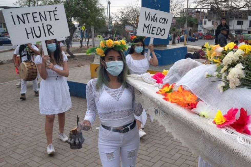 Integrantes del grupo teatral Vichama ejecutan una procesión mortuoria bajo el título '¡Nos queremos vivos!'.