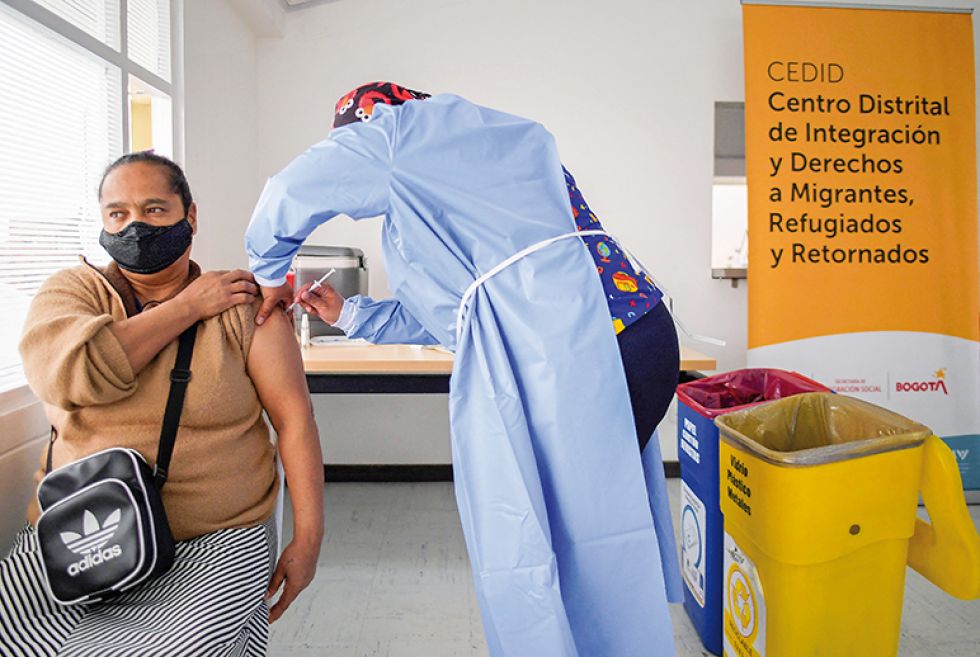 REBROTE. Vista de un centro de vacunación en Colombia, donde también repuntaron los casos.