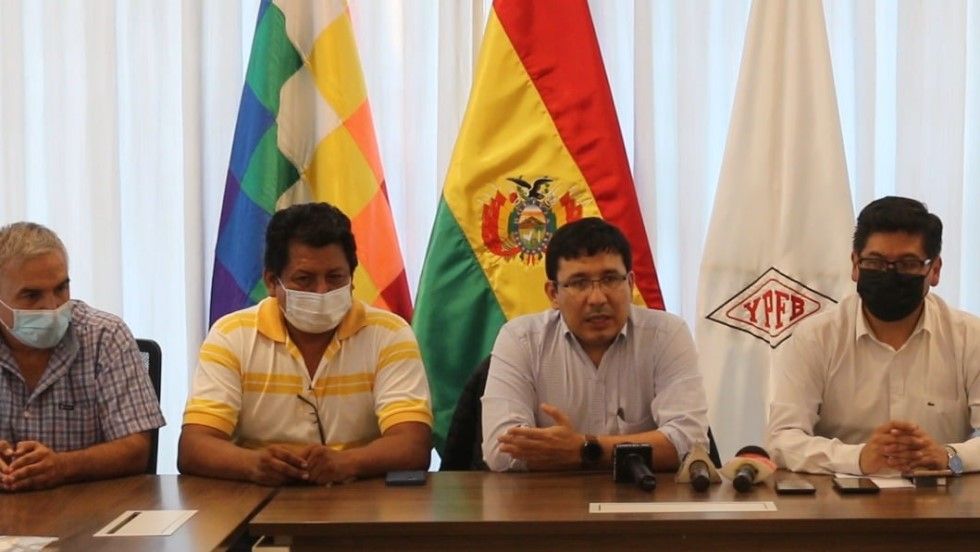 Los representantes del sector cañero y ministros de Estado en la presentación del acuerdo.