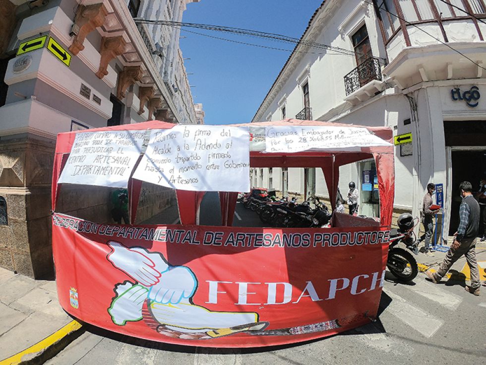 PROTESTA. La forma que eligieron los artesanos para protestar contra la decisión municipal.