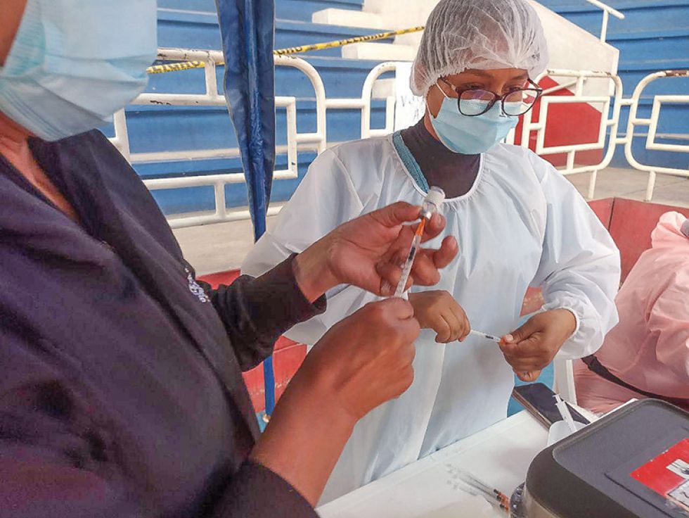 VACUNACIÓN. Una dosis se prepara en un recinto de inmunización contra el coronavirus en Sucre.