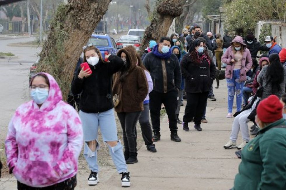 Imagen referencial. Personas hacen fila para ser inmunizadas en un vacunatorio de Santiago de Chile.