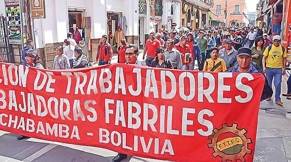 EMERGENCIA. Trabajadores fabriles de Bolivia reclaman celeridad en la resolución de sus juicios.