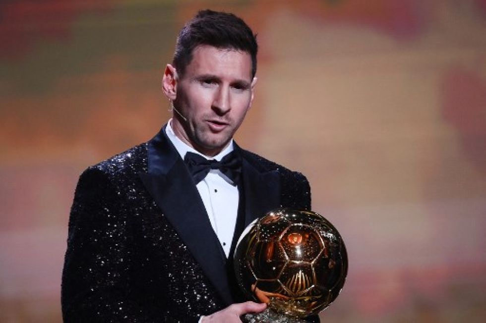 El delantero argentino del Paris Saint-Germain Lionel Messi posa tras recibir el Balón de Oro durante la ceremonia de entrega del Balón de Oro de Francia 2021.