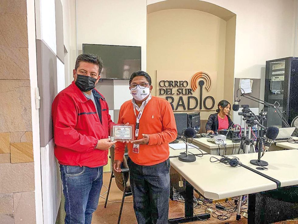 ANIVERSARIO. La entrega de la distinción del Sedeges al periódico CORREO DEL SUR.