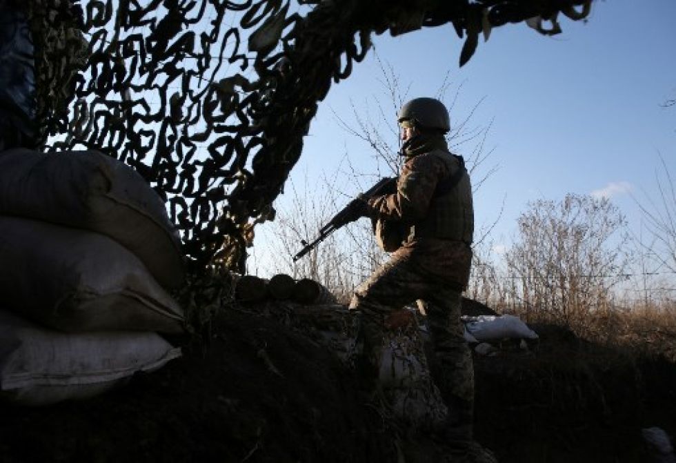 Un soldado ucraniano vigila cerca de la línea fronteriza con Rusia, ante la amenaza de una invasión militar.