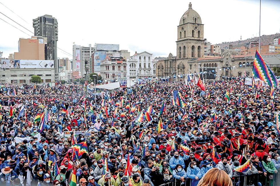 RESPALDO. Miles de personas y funcionarios públicos afines al MAS llegaron al centro paceño a la cabeza de Luis Arce y Evo Morales.