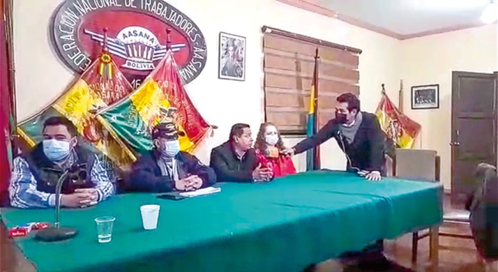 CONFLICTO. Los trabajadores de Aasana anunciaron el inicio del paro en una conferencia de prensa.