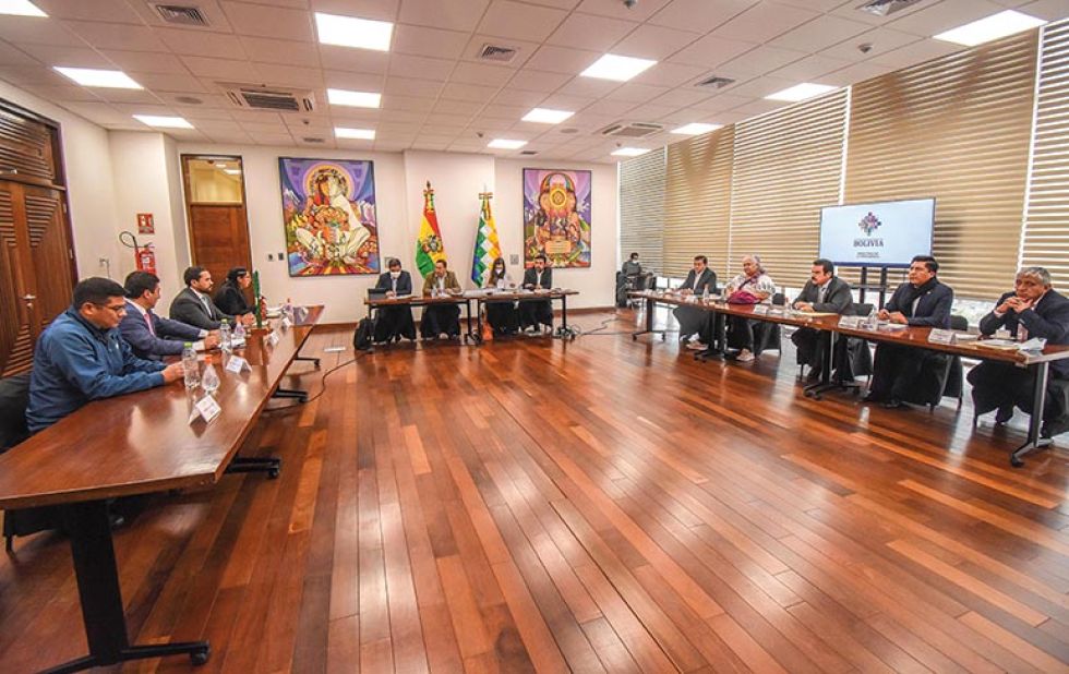ACUERDO. Los alcaldes de capitales de departamento y El Alto en reunión con el Gobierno.