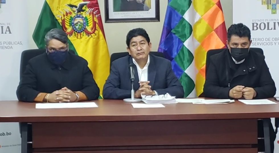 Conferencia de prensa del Ministro de Obras Públicas (C), el Director de Naabol (d) y el Director de la liquidadora de Aasana (i).