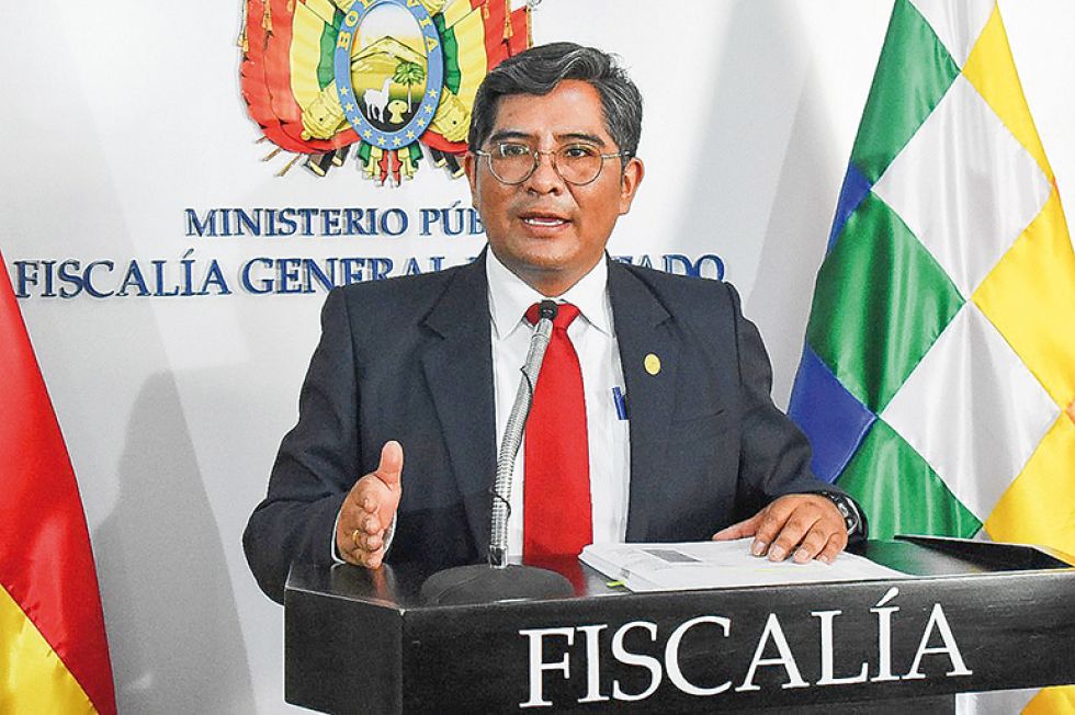 EXPLICACIÓN. El secretario general de la Fiscalía, Edwin Quispe, ayer, en la conferencia de prensa.