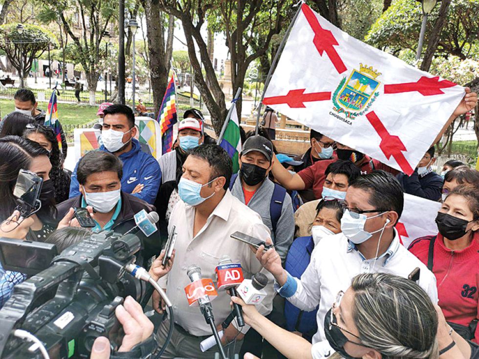 MAS. Un grupo de militantes del partido oficialista, ayer, en la plaza 25 de Mayo.