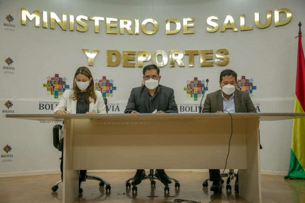 El ministro de Salud, Jeyson Auza (c), se refirió a las medidas de seguridad ante la variante ómicron.