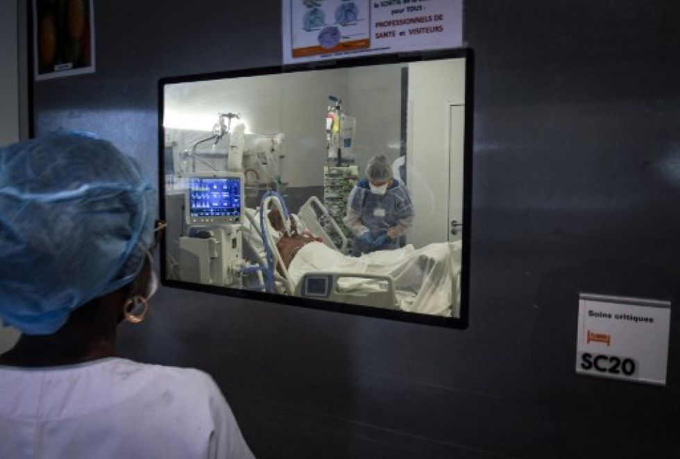 Los miembros del personal médico atienden a un paciente de covid-19 bajo asistencia respiratoria.
