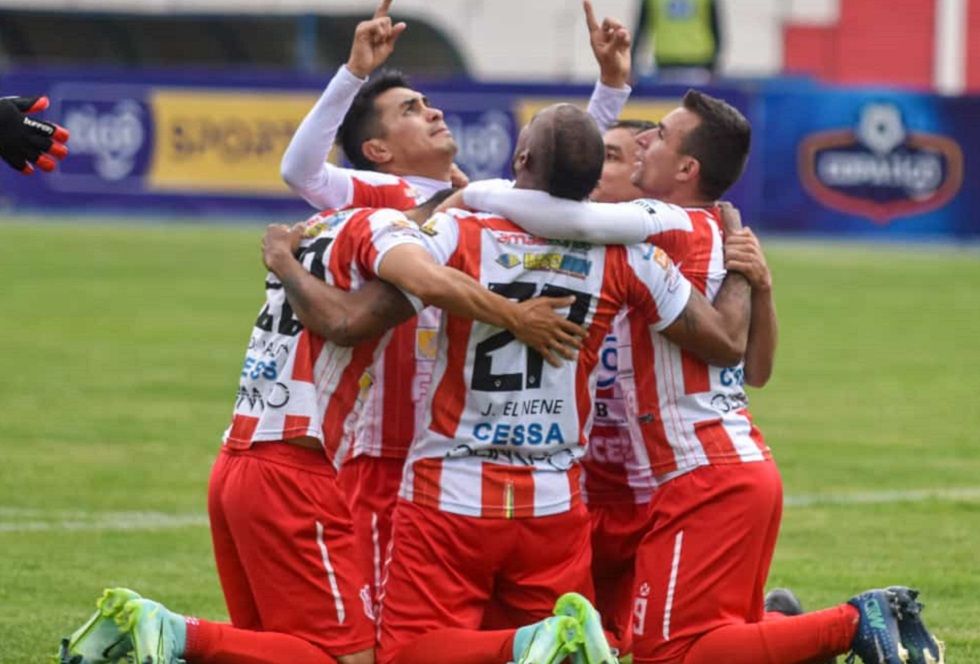 Los jugadores de Independiente celebran uno de los goles de su victoria en Potosí.