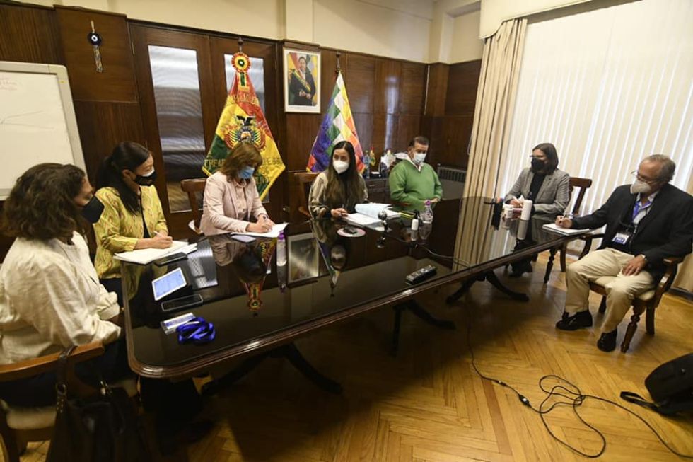 Las autoridades del Gobierno en la reunión virtual con organismos internacionales.