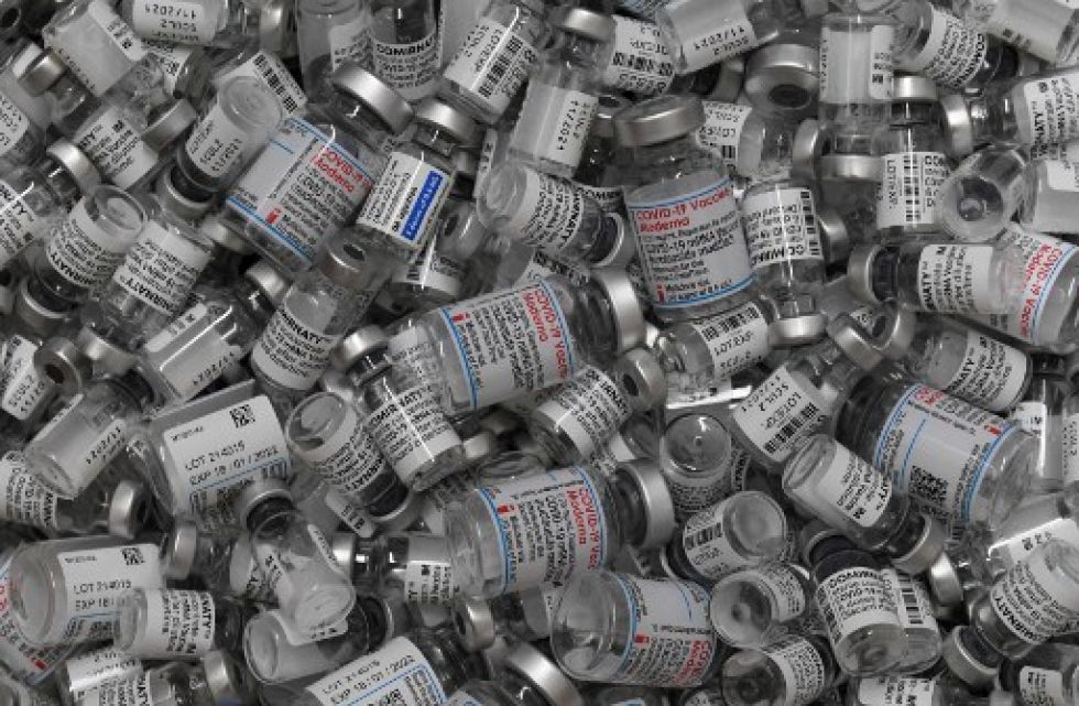 Viales vacíos de la vacuna covid-19 contra el nuevo coronavirus de varios productores se muestran en un centro de vacunación en Sonthofen, Alemania.