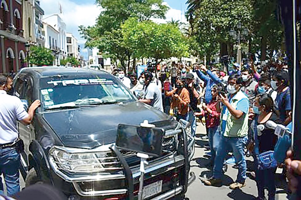POLÉMICA. El arribo del gobernador Luis Fernando Camacho a la plaza de Tarija provocó amagues de enfrentamiento entre ciudadanos.