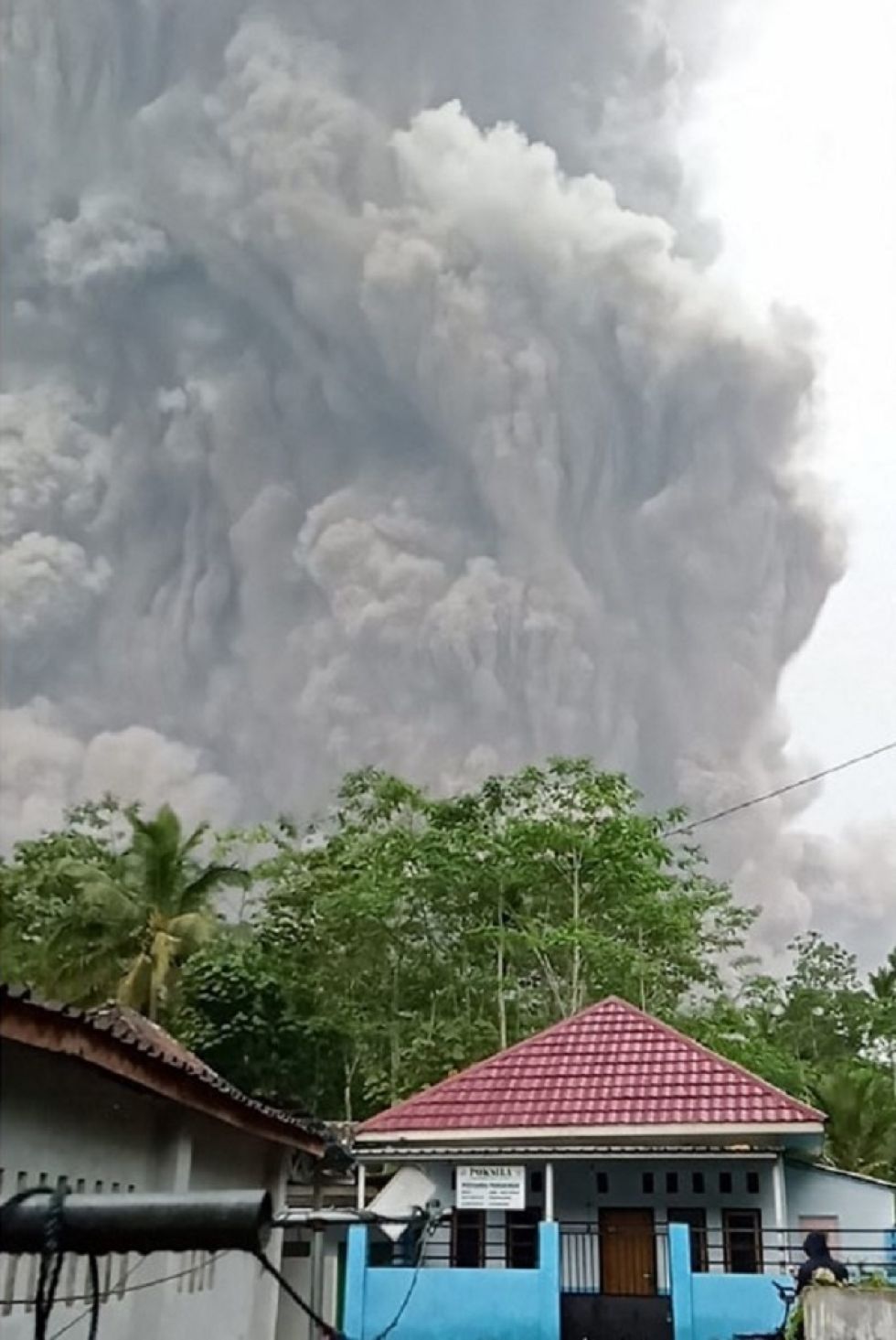El volcán Semeru arrojando cenizas al aire durante una erupción como se ve desde Lumajang.