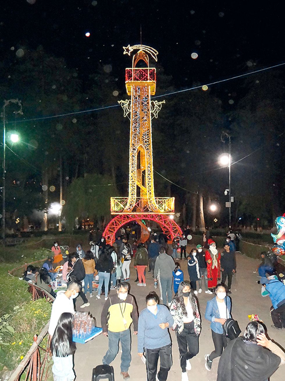 EXPECTATIVA. Todos los días se observa una gran afluencia de personas en el parque Bolívar.