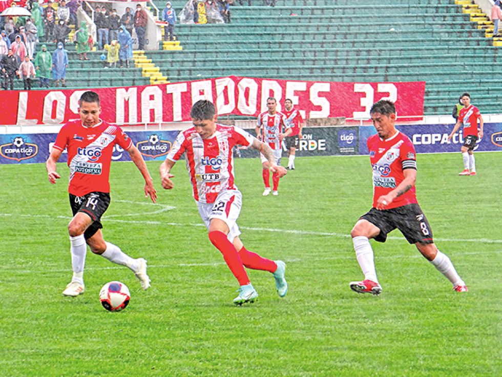 Denilson Valda, de Independiente, disputa el balón ante dos rivales de Nacional.