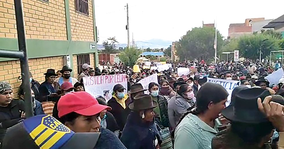 DOLOR. La población de Culpina protagonizó ayer una marcha de protesta para repudiar el feminicidio.
