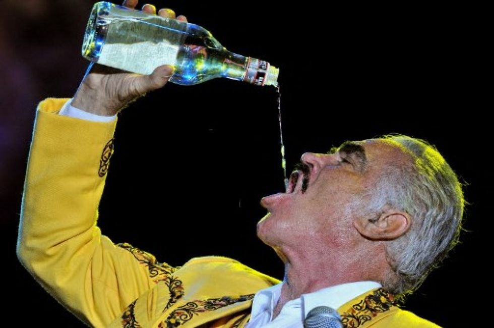 Vicente Fernández, durante una de sus actuaciones que ofreció en Cali (Colombia) el año 2009,