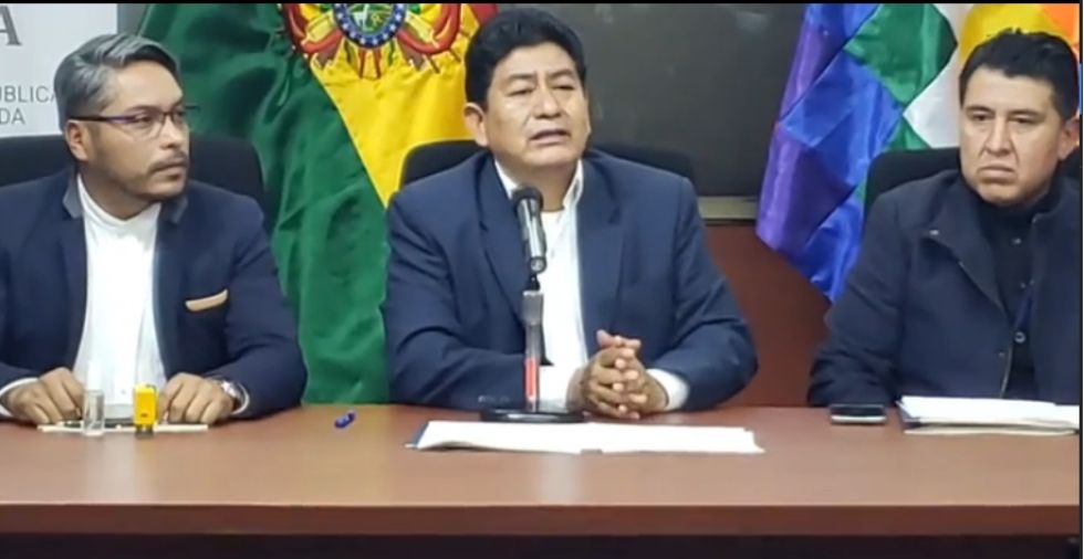 El director de la empresa liquidadora, Boris Barroso (i); el ministro Edgar Montaño (c); y el director de Naabol, Elmer Pozo.