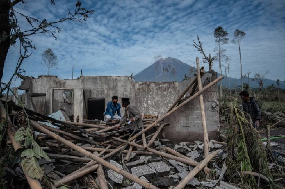 Residentes de aldeas cercanas al volcán Semeru observan la devastación ocasionada por la erupción de la montaña.