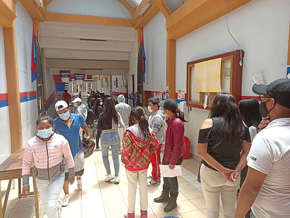 SUCRE. Niños mayores de 12 años esperan en el punto de vacunación del Coliseo Universitario.