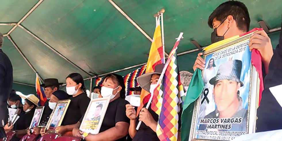 SACABA. Un grupo de familiares de los fallecidos en Huayllani pide justicia, en un acto en 2019.
