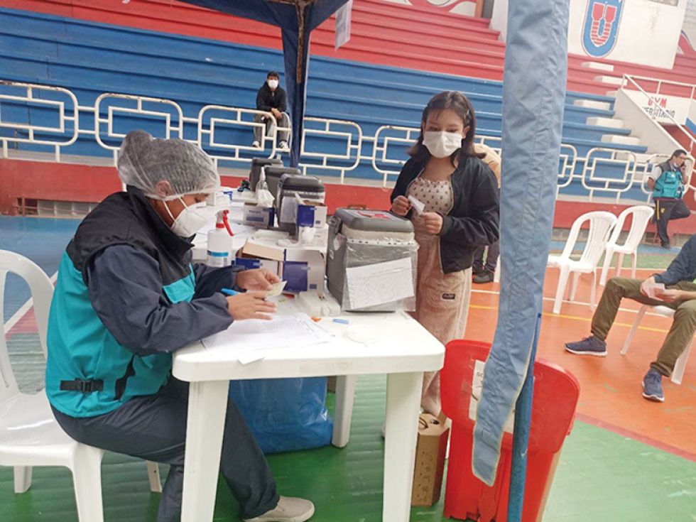NIÑOS. Una niña espera para ser inmunizada en el punto del Coliseo Universitario.