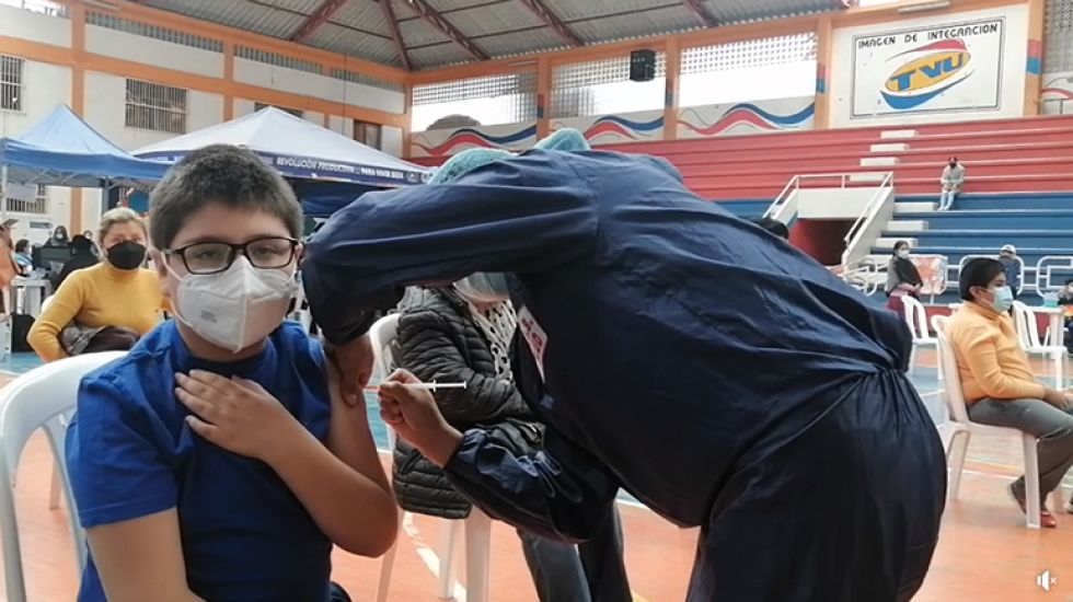 VACUNACIÓN. Jaime fue uno de los primeros en recibir la vacuna anticovid en el Coliseo Universitario.