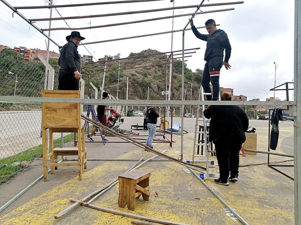 INSTALACIÓN. Desde el pasado miércoles los comerciantes comezaron a armar sus puestos.