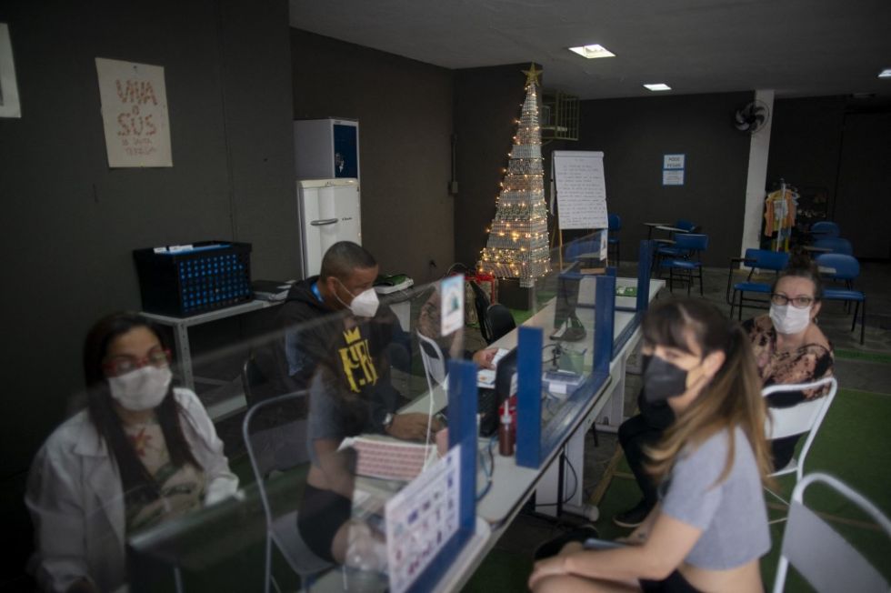 Unas personas se registran en un centro médico para recibir la vacuna contra el covid-19 en Río de Janeiro.