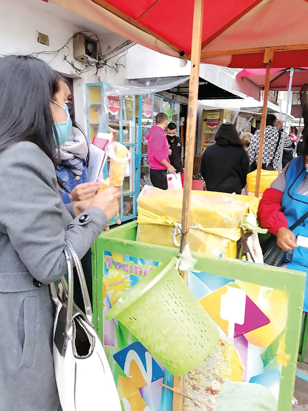 Venta de tocinillos en la avenida Hernando Siles.