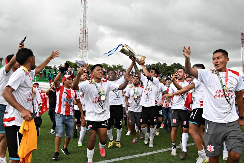 El festejo de los campeones en Montero.