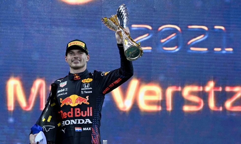Max Verstappen celebra en el podio del Circuito Yas Marina, después de ganar el Gran Premio de Fórmula Uno.
