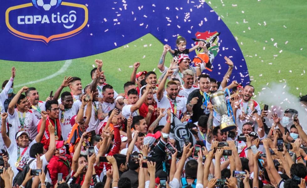 El festejo de los campeones en Montero.