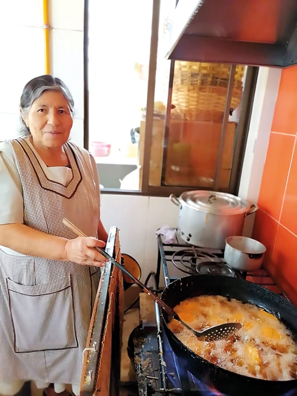 Miguelina Mallón viuda de Calizaya, la vendedora de papas rellenas más famosa de Sucre.