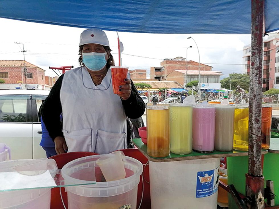 Natali Ruiz Fuertes vende refrescos de mocochinchi, horchata y linaza en el Estadio Patria.