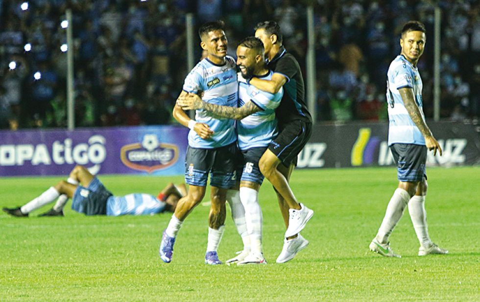 Los jugadores celestes festejan el tanto de la victoria que les permite zafar del indirecto.