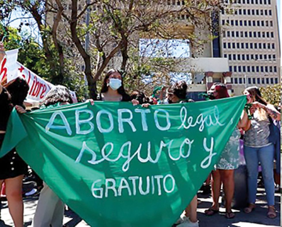 OPINIONES. Un reflejo de la división en el mundo entre quienes apoyan el aborto legal y quienes lo rechazan.