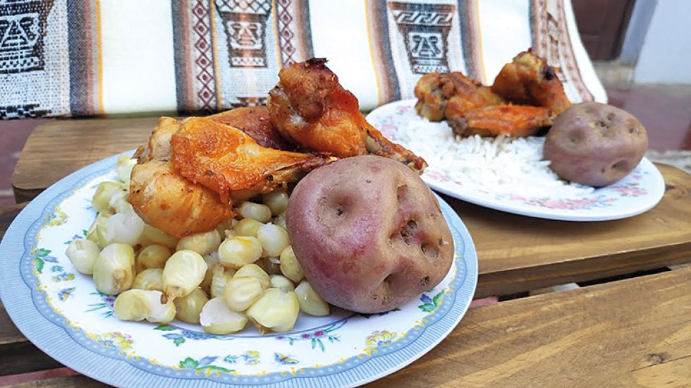 Pollo frito con ají y mote.
